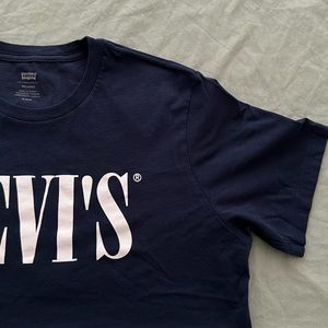 Men’s dark blue Levi’s T-shirt.
